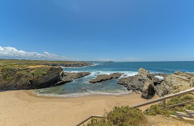 Room 'Quarto 12' in Porto Covo with a Fan