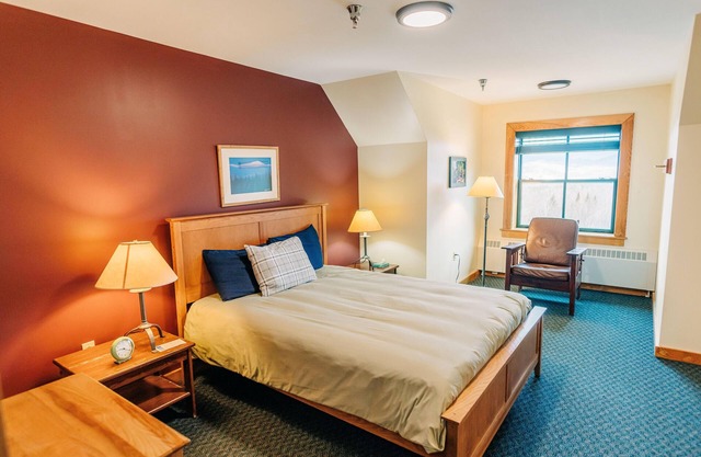 Room, Queen with Private Bathroom