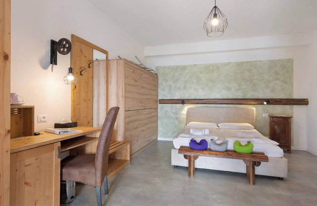 Room 'Relais Villa Olivi Comfort Laura' with Lake View, Wi-Fi and Air Conditioning