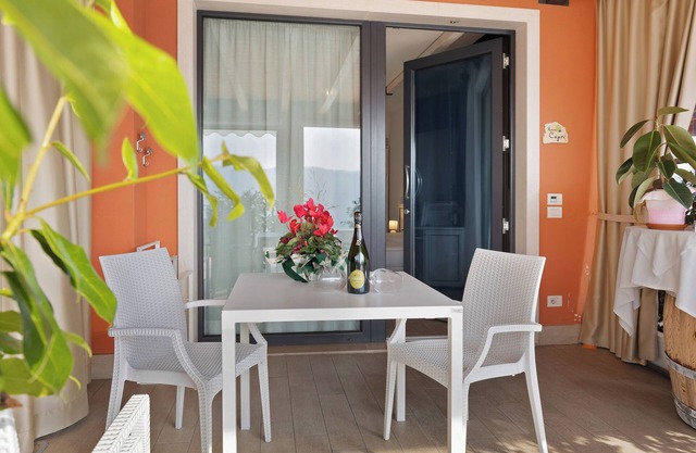 Room 'Relais Villa Olivi Comfort Capri' with Lake View, Wi-Fi and Air Conditioning