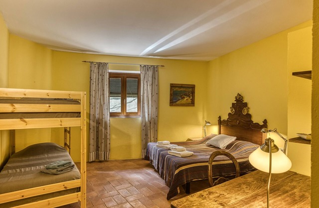 Room 'Sajolida' with Shared Pool, Wi-Fi and Air Conditioning