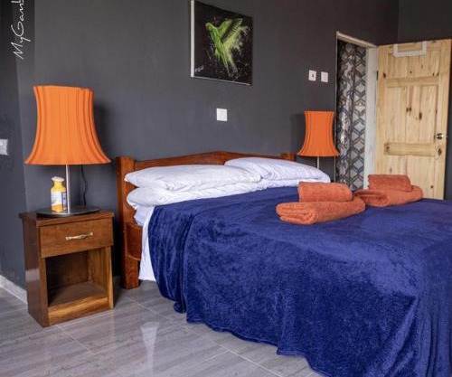 Room - Sleeps 3 - Balcony - Pool - Parking