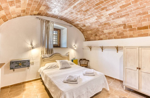Room 'Tarongina' with Shared Pool, Shared Terrace and Wi-Fi