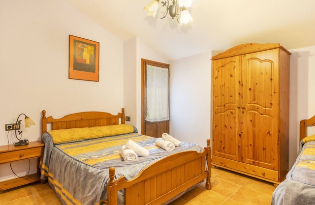 Room 'Triple 3' Casa Roca-Sant Martí de Barcedana with Wi-Fi and Air Conditioning.