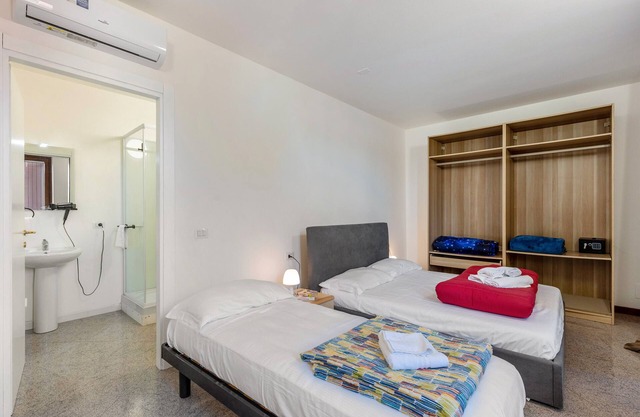 Room 'Tripla Con Balcone' with Shared Terrace, Wi-Fi and Air Conditioning