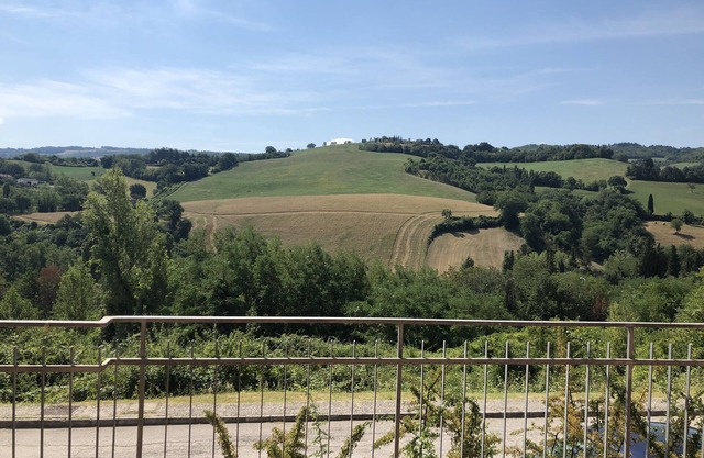 Room with pool in the countryside 5 minutes from the city