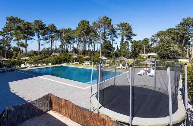 Room with private bathroom and balcony at Casa das Vinhas in Sesimbra