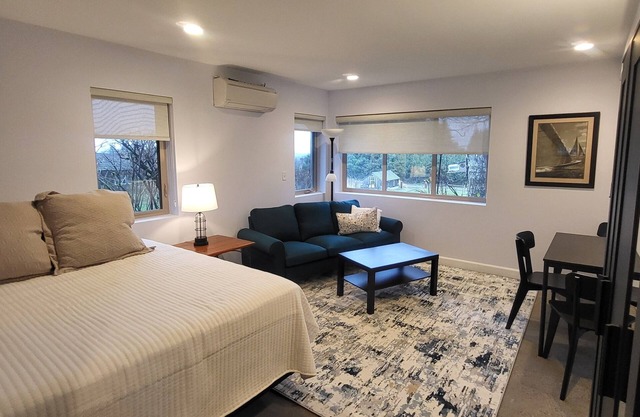Room with private entrance, WiFi and AC in lovely Bellingham
