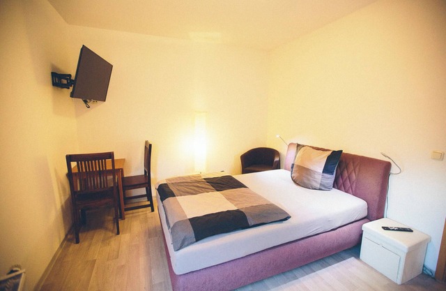 Room with queen size bed and bathroom, tv, Netflix, wifi