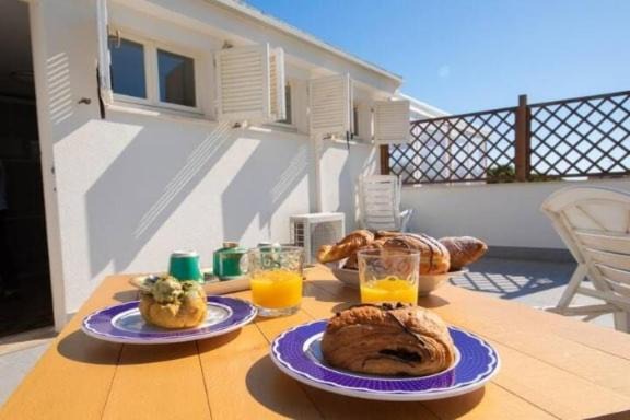 Room with Terrace Wi-Fi Sunbeds AC Parking