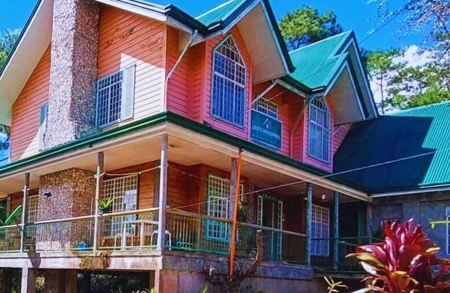 ROOMS AT AN AMERICAN-STYLE CABIN