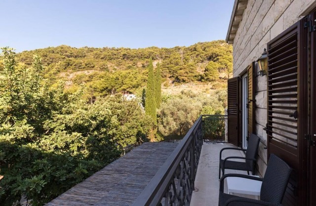 Rooms Villa Bašica - Comfort Double Room with Balcony and Sea View