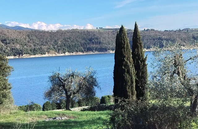 Rooms with private bathroom near Lake Corbara
