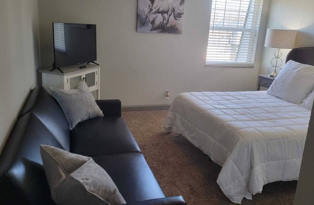 Roomy 1bedroom w/salt pool & gym