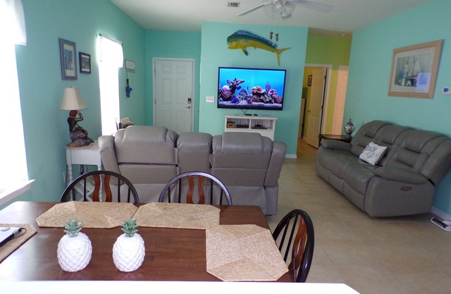 Roomy 2 bed 2 bath just minutes from the Wharf, and the beach!