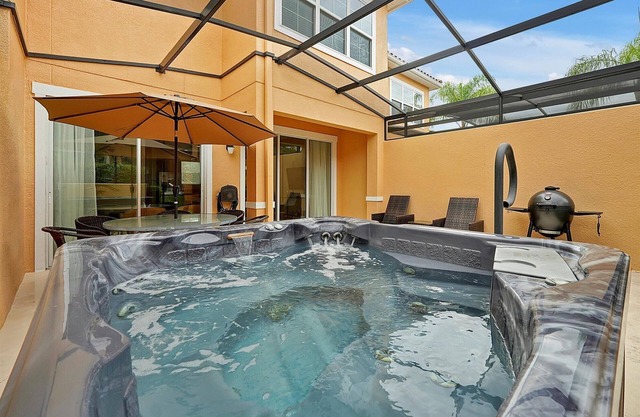 Roomy 2brds w/jacuzzi close to Disney