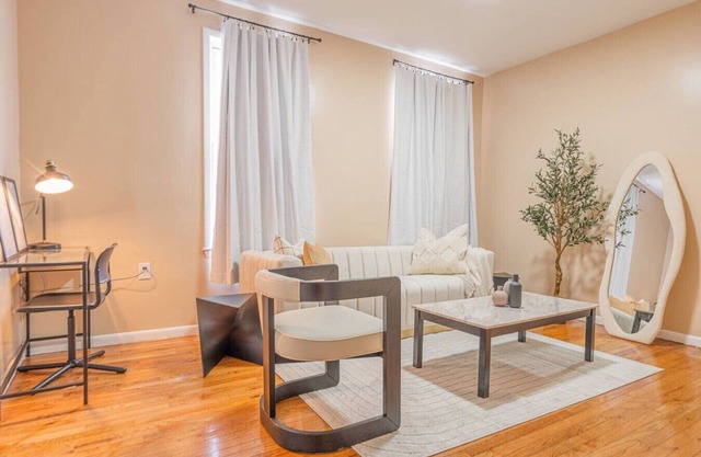 Roomy 4br Walk to Transit & connect to NYC
