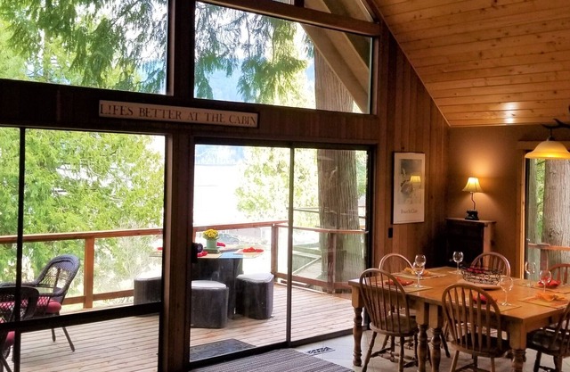 Roomy Lake View Chalet w/ Lg decks & EV Charging! Steps to lake beach!