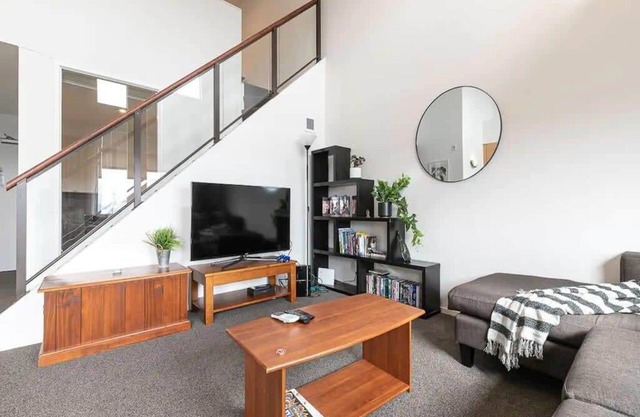 Roomy Loft 2 Bedroom w/Free Parking Zodiak Stays