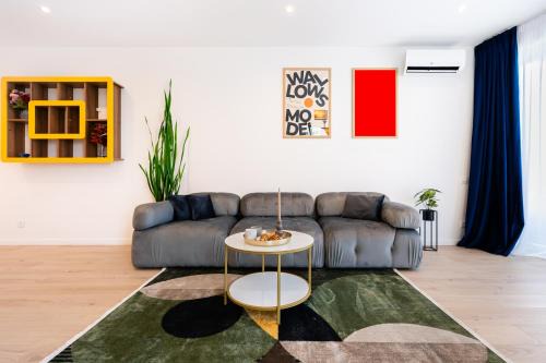 Roots One - Lakeview Escape with Balcony & Parking