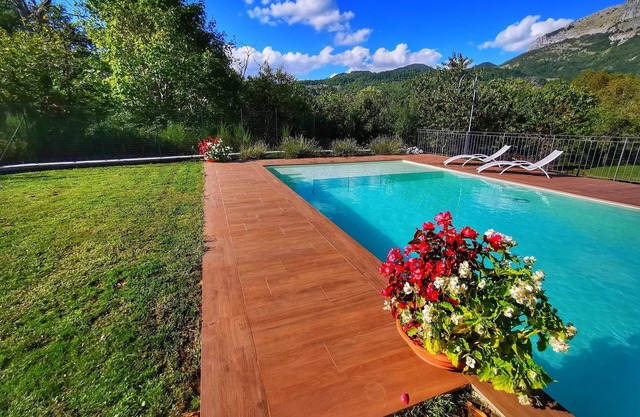 Rosalba, Private solar heated pool, walk restaurants, romantic, mountain views.