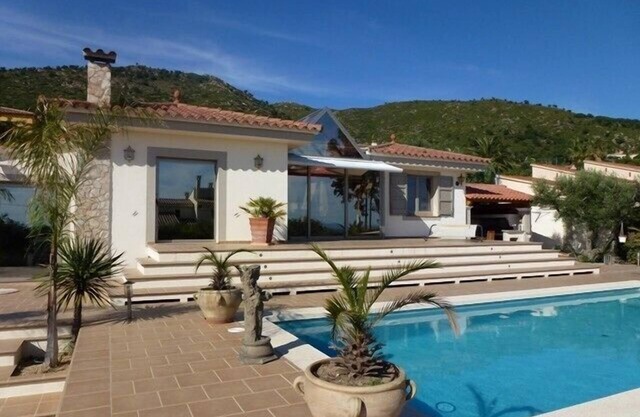 Rosas luxurious Villa is in a wooded park private pool, peaceful, all amenities