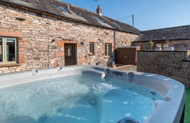 Rose Barn - Barn coversion with enclosed garden, BBQ & Hot Tub