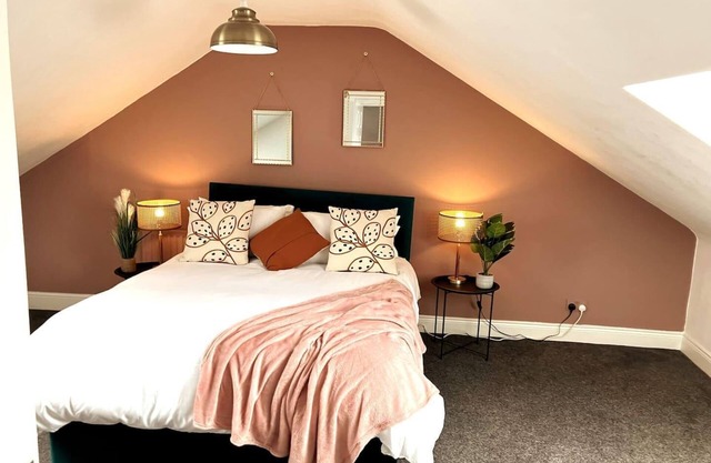 Rose Cottage - 5 Person, city centre with parking