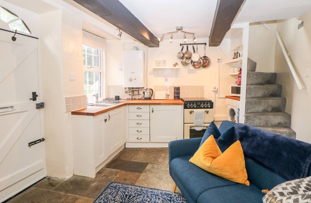 ROSE COTTAGE, character holiday cottage in Castleton, Peak District