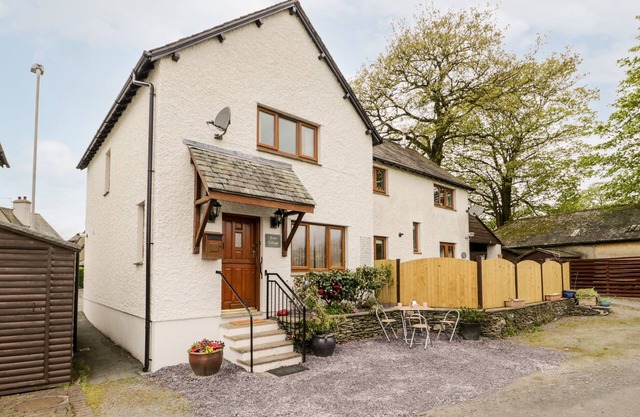 ROSE COTTAGE, family friendly, with a garden in Burneside