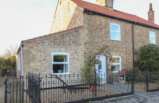 ROSE COTTAGE, pet friendly, country holiday cottage in Downham Market