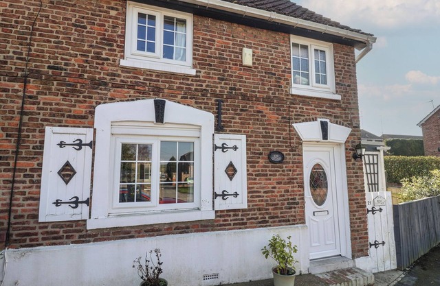 ROSE COTTAGE, pet friendly, character holiday cottage in Cottingham