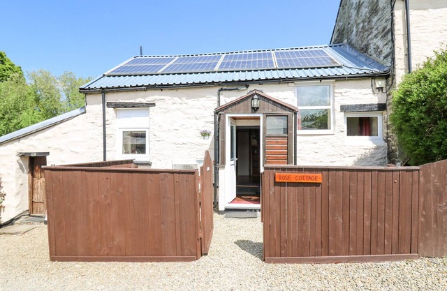 ROSE COTTAGE, pet friendly, character holiday cottage in Penrhiwllan