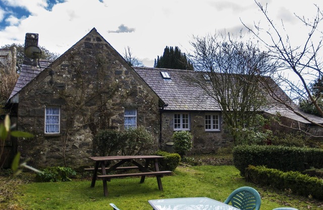 ROSE COTTAGE, pet friendly, character holiday cottage in Pwllheli