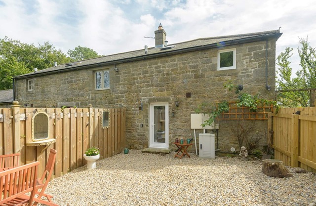 ROSE COTTAGE, pet friendly, character holiday cottage in Edlingham