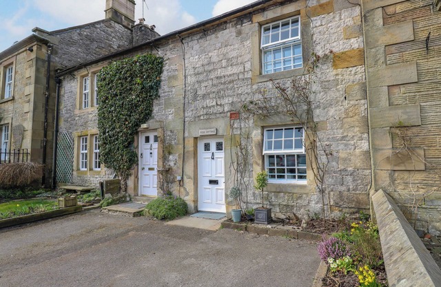 ROSE COTTAGE, pet friendly, character holiday cottage in Hartington