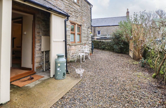 ROSE COTTAGE, pet friendly, with open fire in Allendale