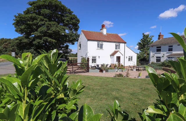 ROSE COTTAGE, pet friendly, character holiday cottage in Louth