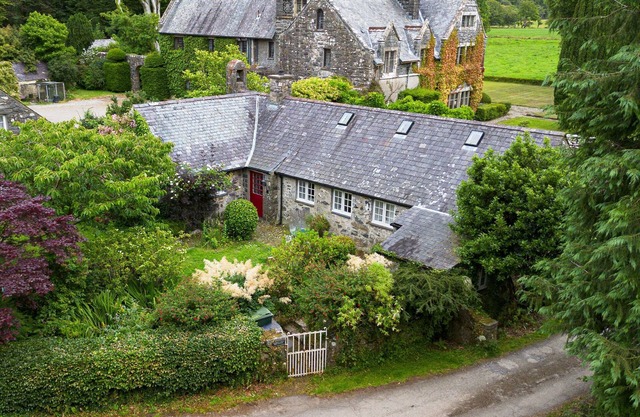 Rose Cottage - sleeps 6 guests in 3 bedrooms