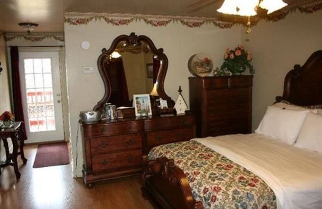 Rose Cottage-Suite-Jetted Tub-Cottage-Balcony