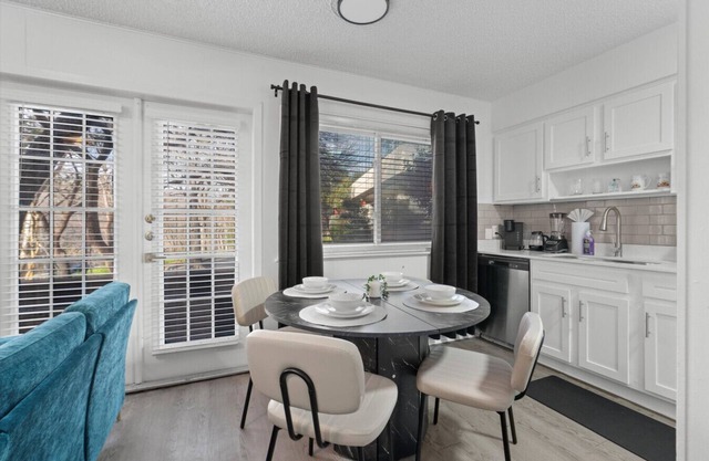 Rose Game Suite | Walk to UT & Near DTX | Sleeps 6