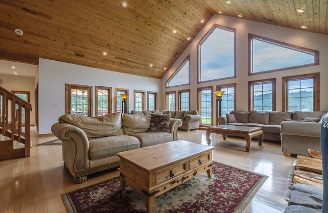ROSE LAKE LODGE 12 ACRE ESTATE 4,830 SQ. FT WATERFRONT, PRIVATE SANDY BEACH, SPA