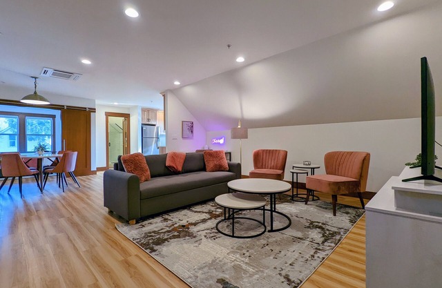 Rose Room - Sophisticated, Playful, Designer Suite, Downtown, Dog-Friendly