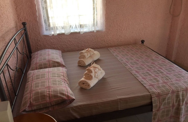 Rose's Place! Your home near the airport and the sea!
