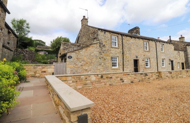 ROSE TREE COTTAGE, pet friendly, character holiday cottage in Skipton