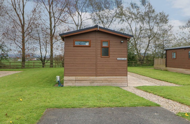 ROSEBERRY POD, pet friendly, with hot tub in Hutton Rudby