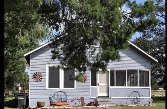 Rosehill Historic Farmhouse- Contactless, Private, Serene yet close to it all!