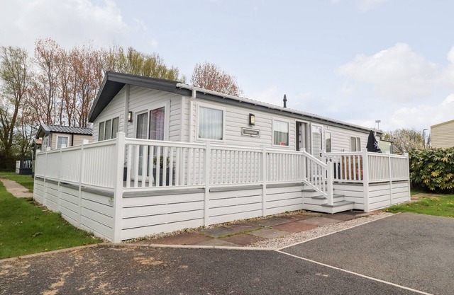 ROSELLA 38, pet friendly, country holiday cottage in Morecambe