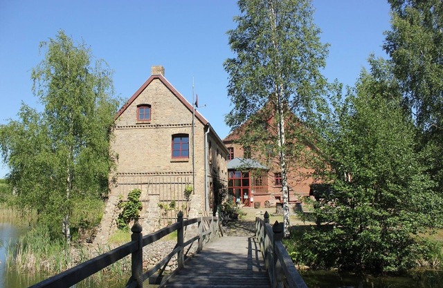 Rosenhaus (left) of the Liepen moated castle