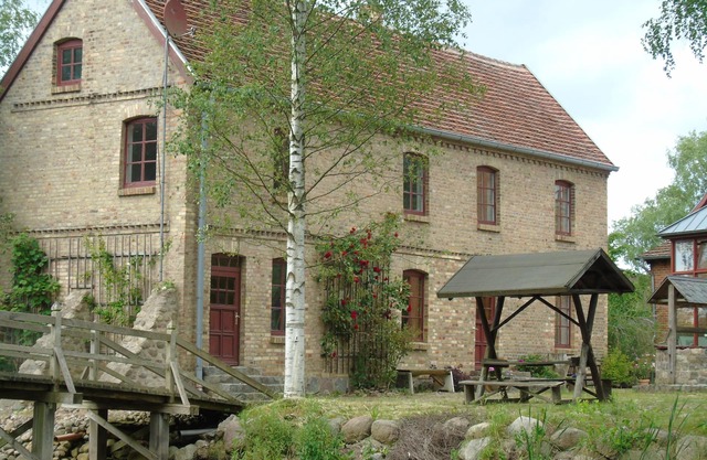 Rosenhaus (right) of the Liepen moated castle